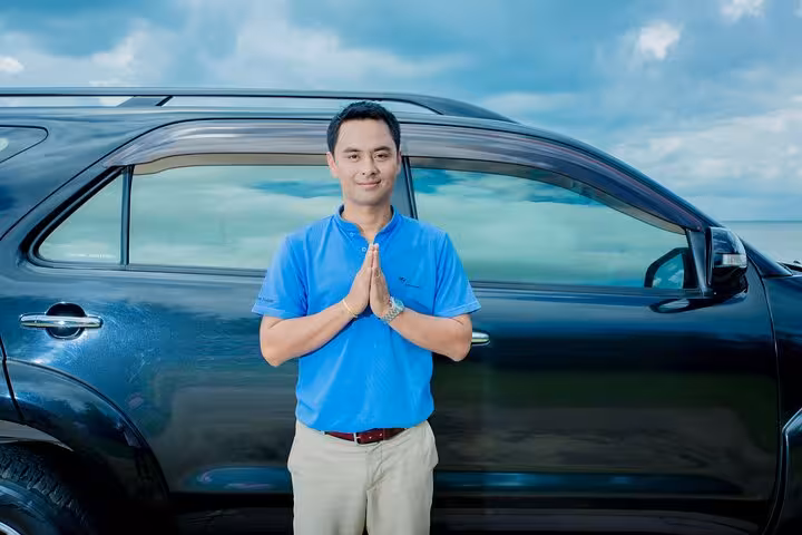 Professional driver beside SUV for Singapore airport private transfer, reliable Changi Airport pickup service