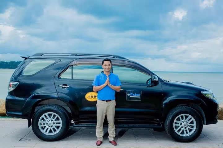 Private SUV with chauffeur for Singapore Changi Airport pickup and hotel transfer, spacious luggage room