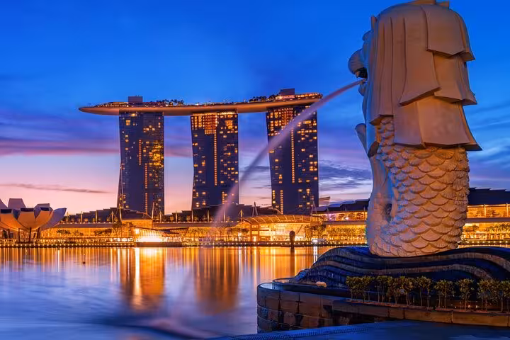 Experience Singapore's iconic Marina Bay Sands and Merlion at night on the Singapore Night Extravaganza Cruise.