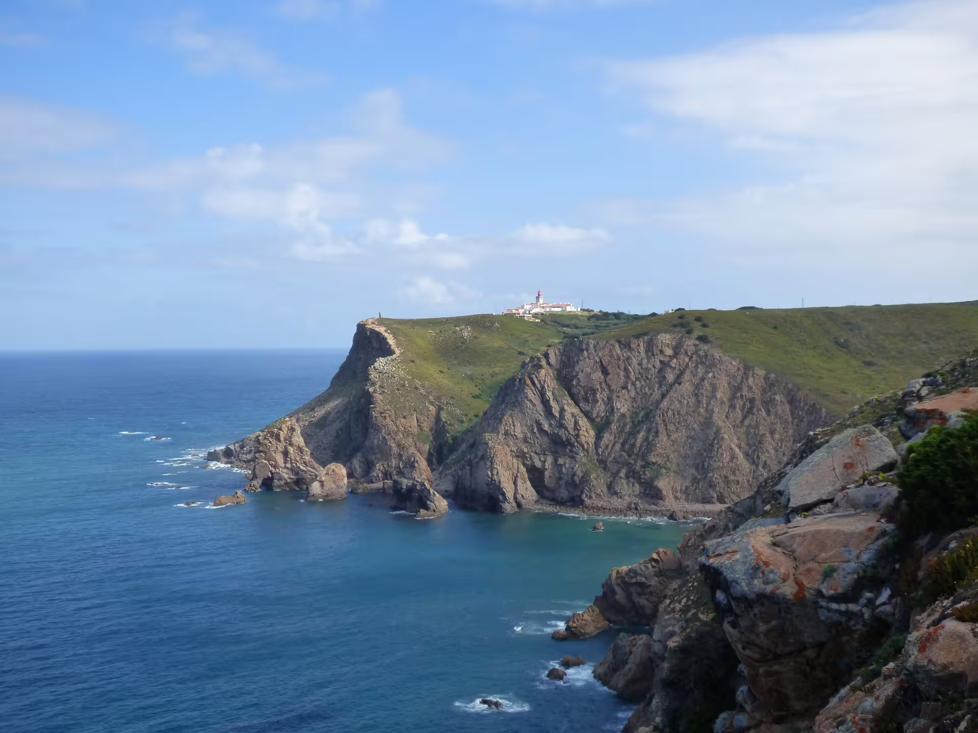 Breathtaking view of Sintra's rugged coastline and cliffs, perfect for an adventurous rappelling circuit with ocean vistas.