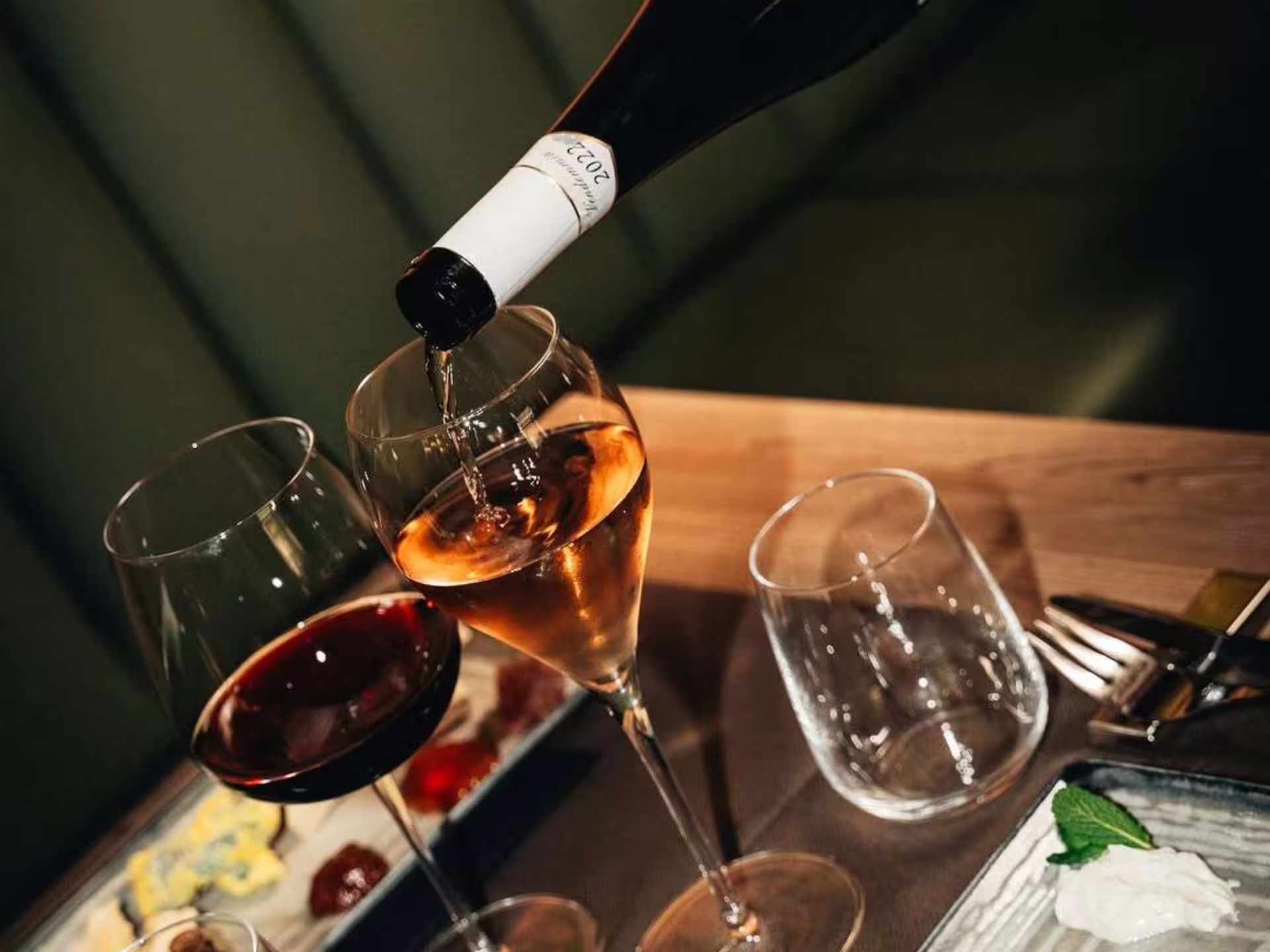 Sommelier pouring sparkling wine during a luxury Modena city center wine tasting with Emilia-Romagna pairings
