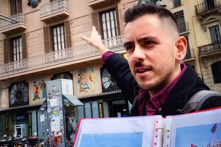 Tour guide explaining historical site on Spanish Civil War & Franco Barcelona Walking Tour.