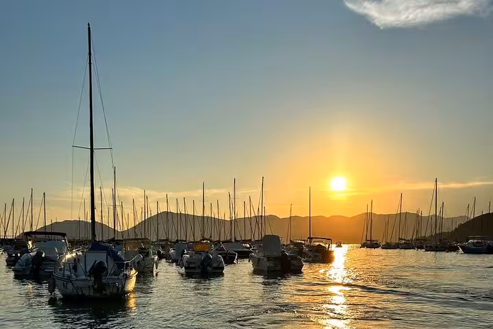 Sunset over a marina with yachts in La Spezia, highlighting the picturesque setting for a boat tour.