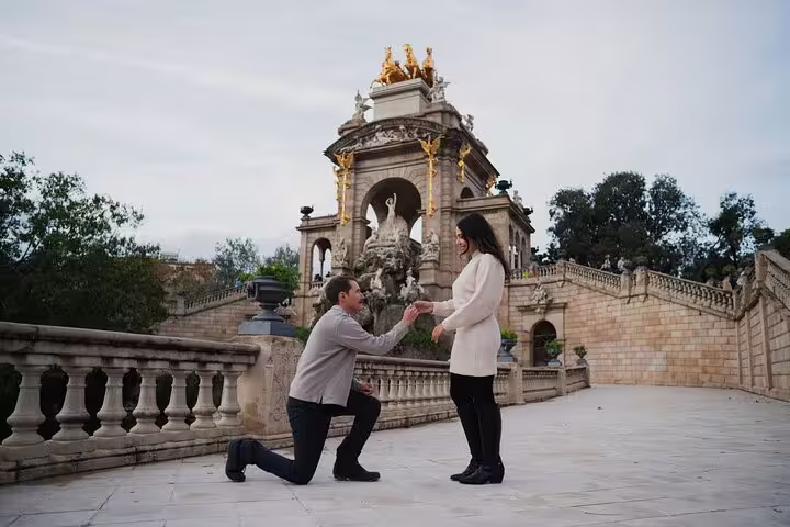 Surprise proposal photoshoot at Parc de la Ciutadella Barcelona by professional engagement photographer