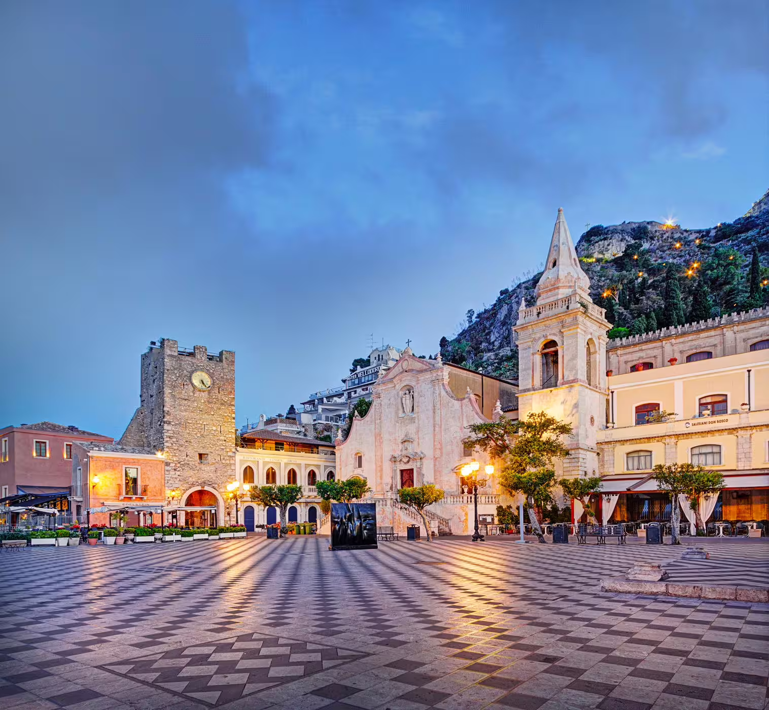 Taormina Piazza IX Aprile at dusk, a highlight on the Etna and Taormina day tour from Siracusa