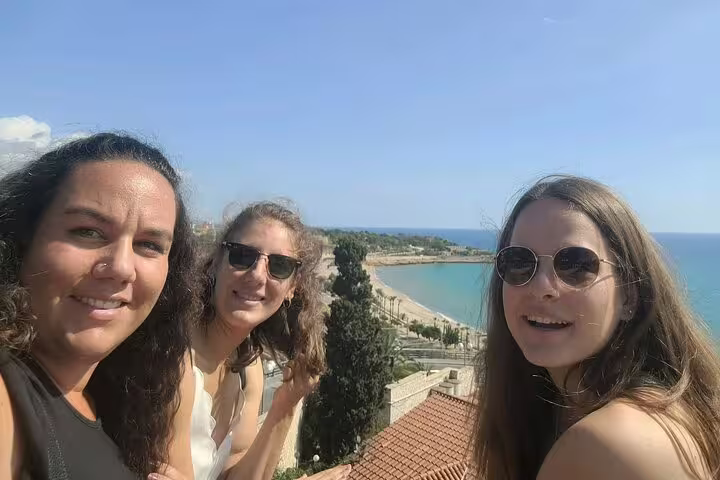 Travelers posing at a Tarragona coastal viewpoint on a self-guided scavenger hunt and sights walking tour