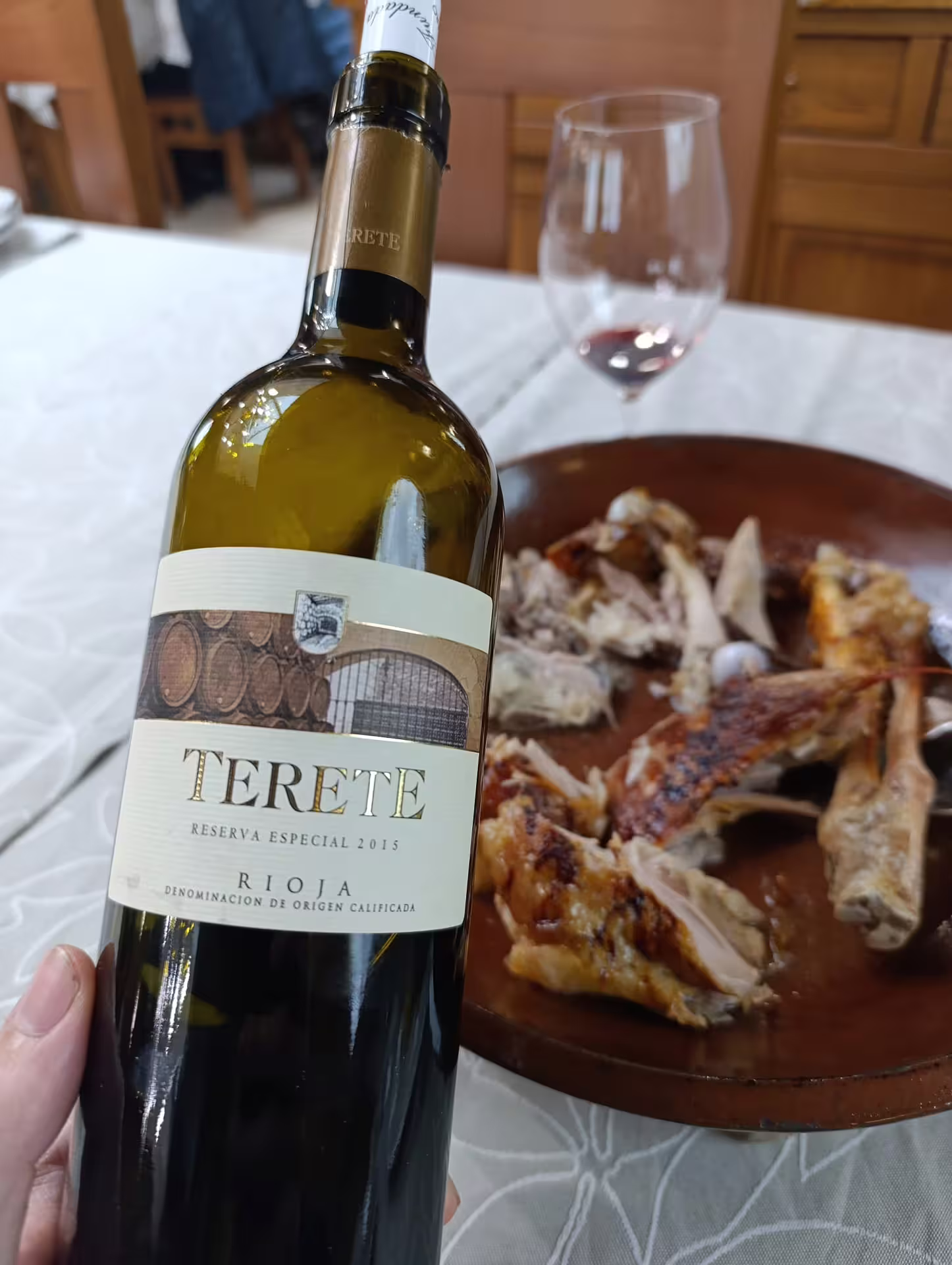 Enjoy a bottle of Terete Reserva Especial Rioja wine paired with succulent roast meat for a gourmet wine experience.