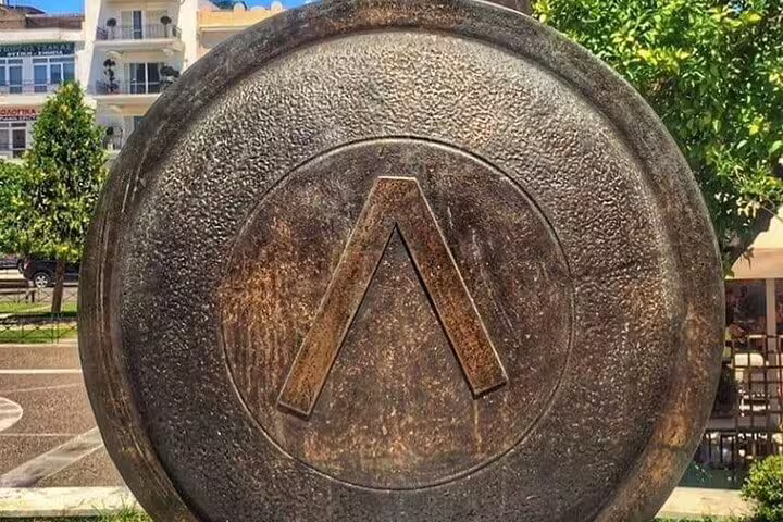 Thermopylae memorial shield close-up, key stop on a 2-day private tour to Thermopylae, Meteora and Delphi