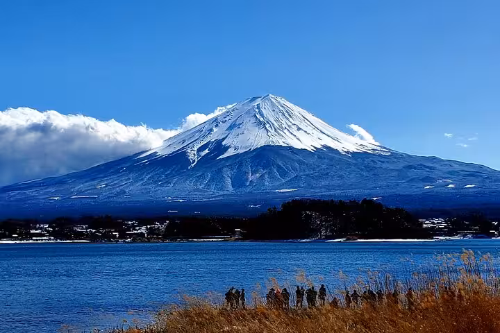 Majestic view of snow-capped Mount Fuji with a serene lake, perfect for Tokyo to Mt. Fuji private tours.
