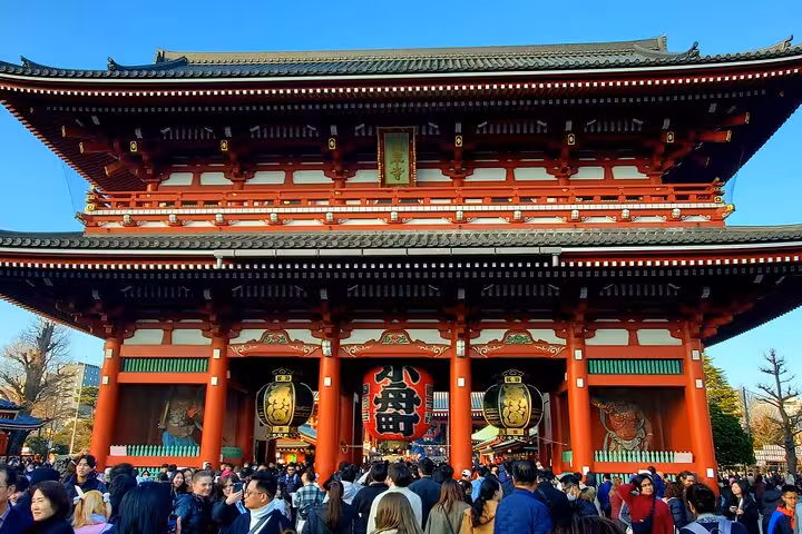Vibrant crowd in front of Senso-ji Temple's grand entrance during a full day Tokyo private tour with English guide.