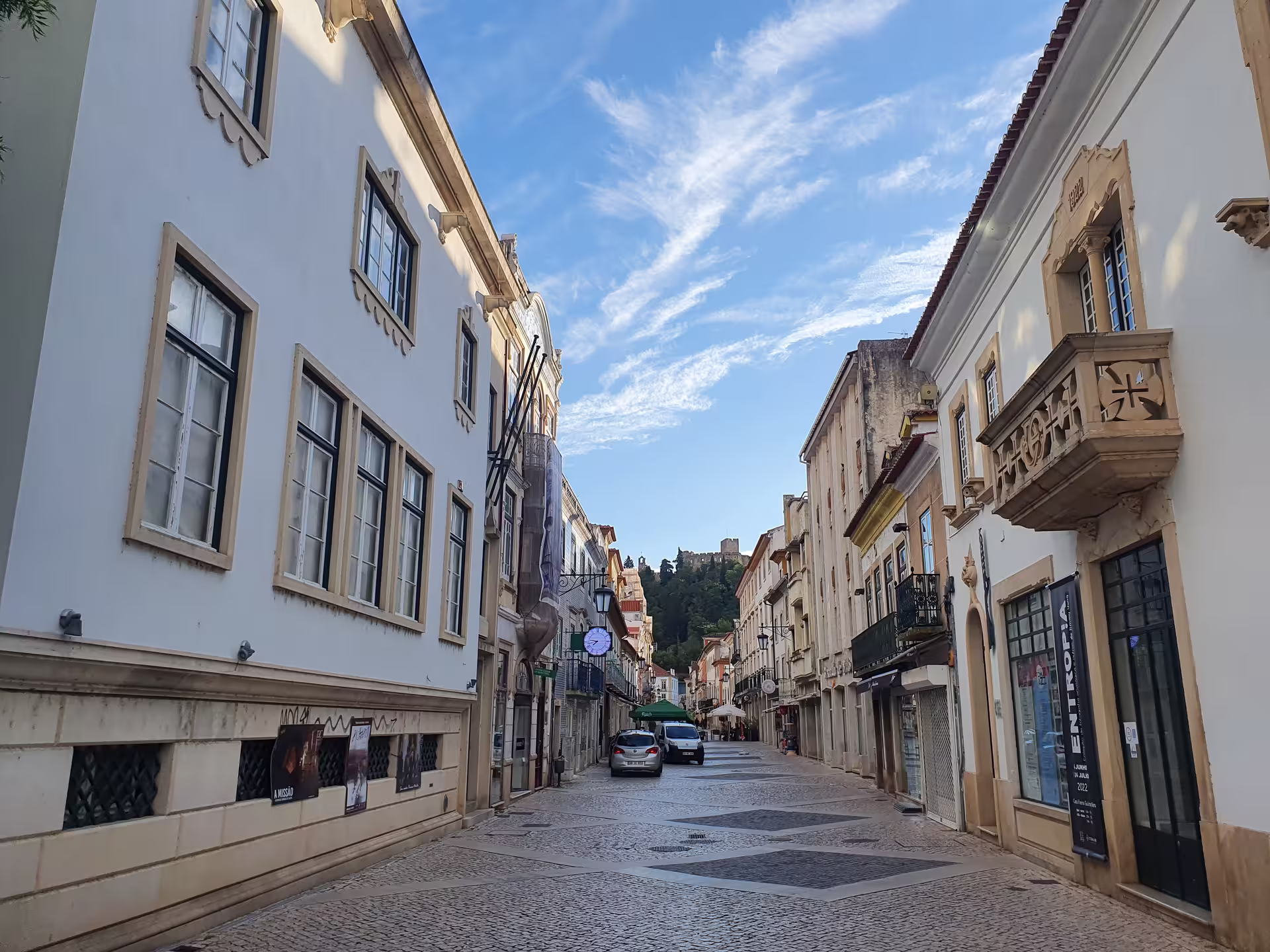 Charming street view of Tomar with historic architecture on a sunny day, perfect for a Knights Templar full-day private tour.