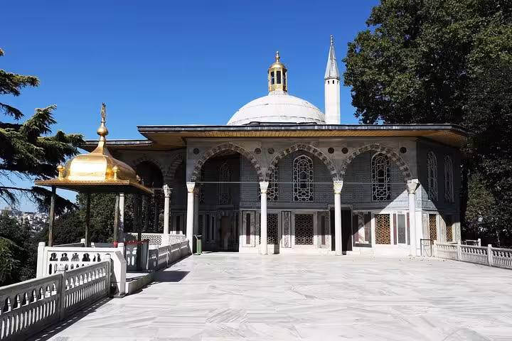 Topkapi Palace pavilion courtyard with domed roof and arches, featured on Istanbul history and culture half-day tour