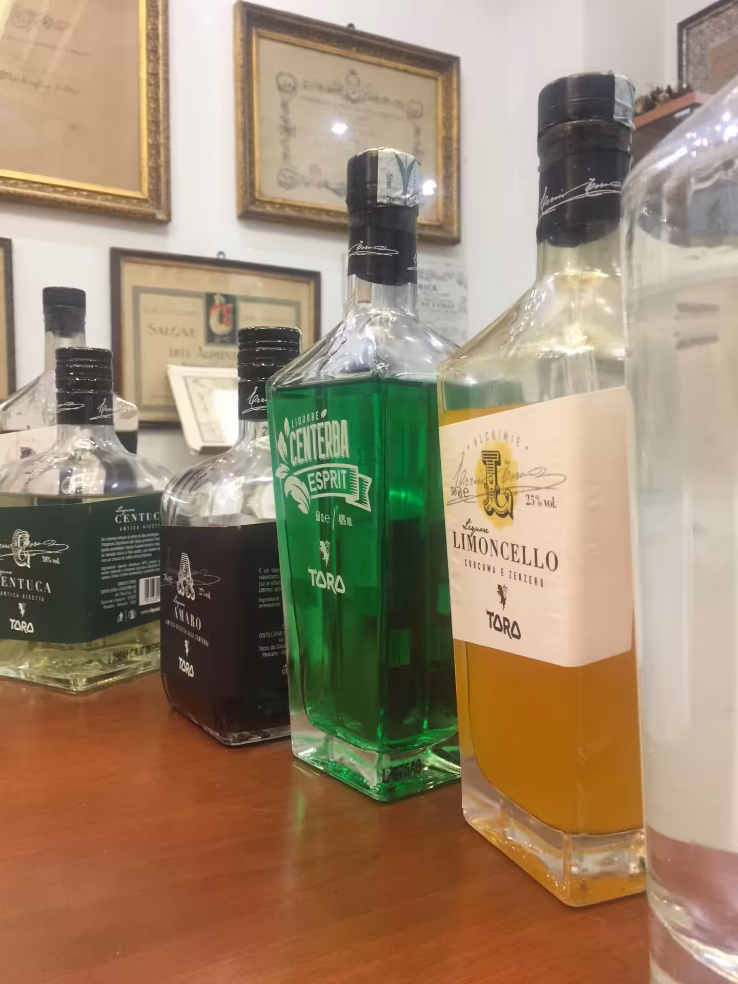Bottiglie di Cent’erba e Limoncello Toro per visita guidata e degustazione in distilleria Toro