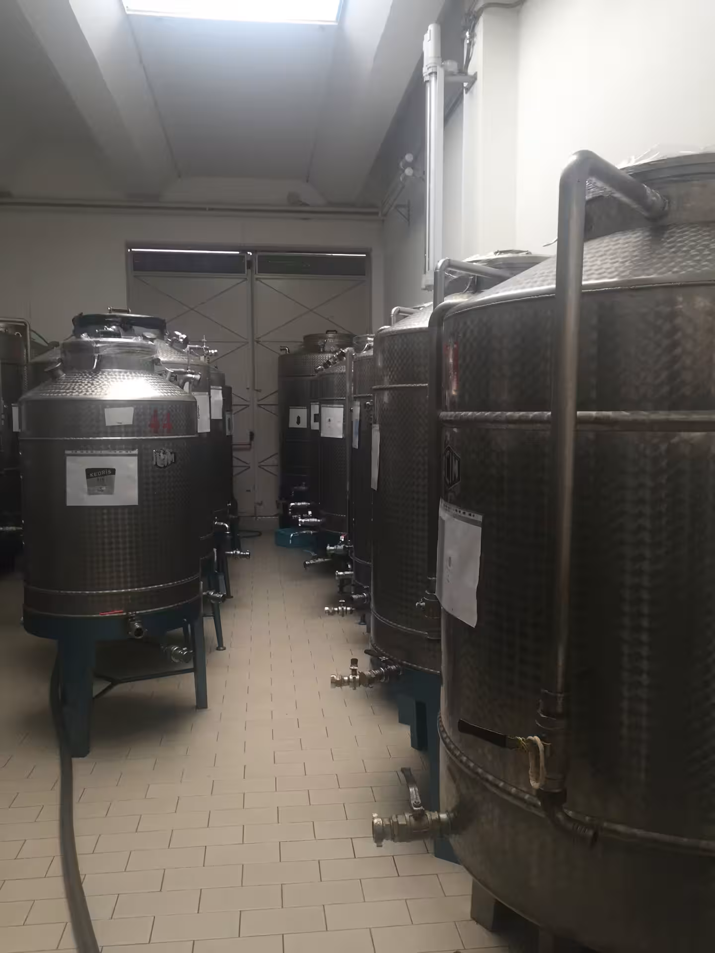 Serbatoi in acciaio inox della distilleria Toro, tappa della visita guidata con degustazione di liquori artigianali