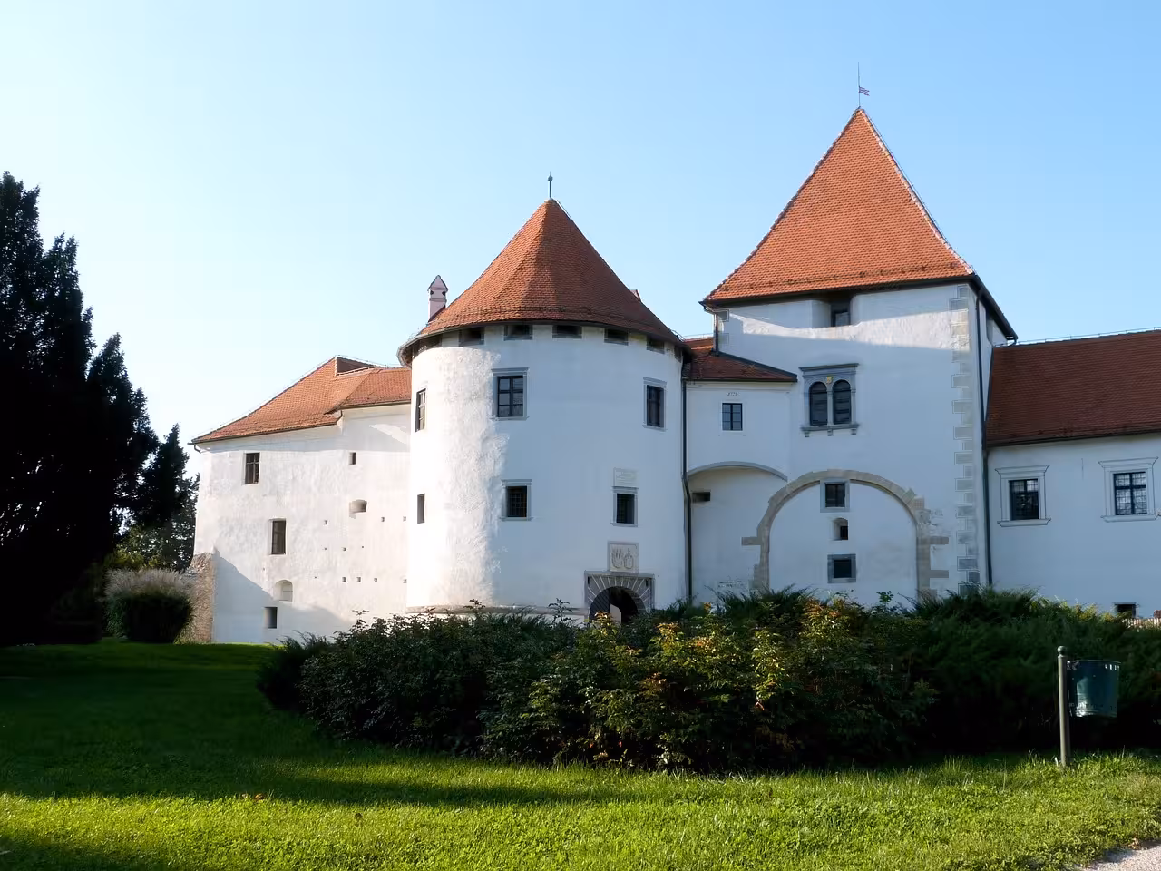 Trakošćan Castle exterior with red-roof towers and gardens, highlight of Varazdin former capital day trip