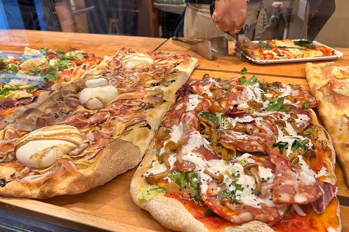 Close-up of delicious Italian pizzas with fresh toppings on the Trastevere Food and Wine Tour.