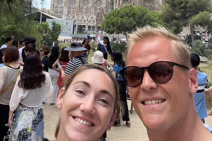 Travelers selfie near Sagrada Familia, enjoying a Barcelona scavenger hunt and sights self-guided tour