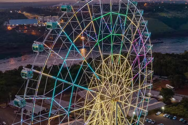 Illuminated Yup Star Ferris Wheel offering panoramic views at Tres Fronteiras during a private guided tour.