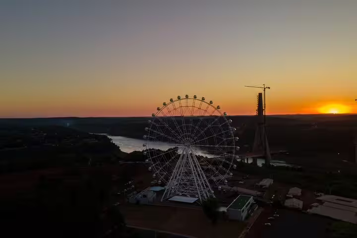Sunset silhouette of Yup Star Ferris Wheel and Tres Fronteiras Landmark, ideal for private guided experiences.