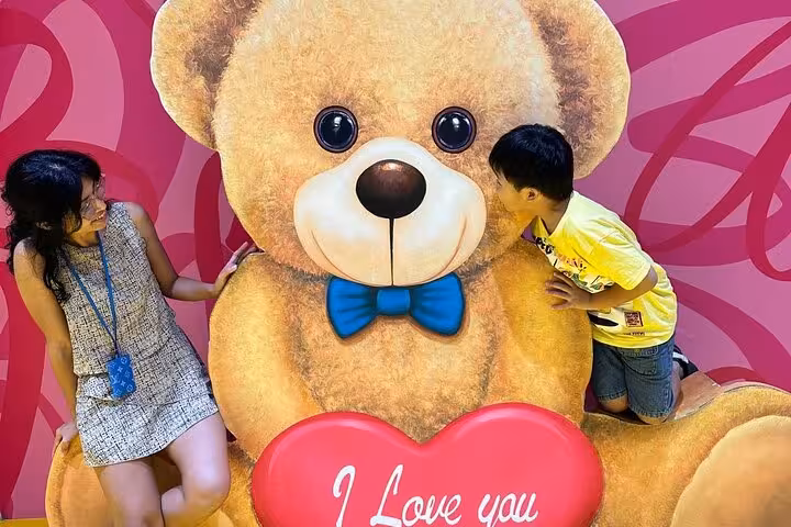 Kids posing with giant teddy bear 3D art at Trick Eye Museum Sentosa Singapore interactive photo spot