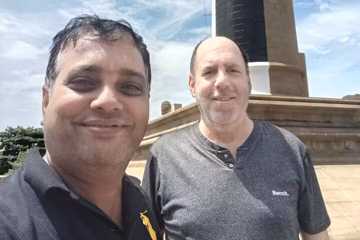 Guide and guest selfie at Independence Memorial Hall, Colombo all-inclusive tuk tuk city tour low price