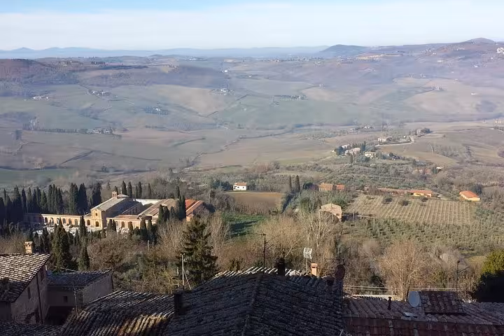 Panorama delle colline toscane vicino Montepulciano, tappa del tour vini e visita Siena da Firenze