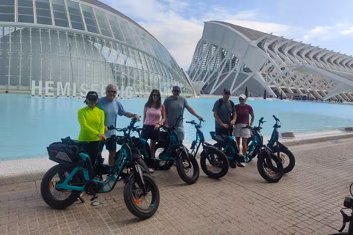 Discover Valencia by bike in Dutch with e-bike group photo at City of Arts and Sciences Hemisfèric