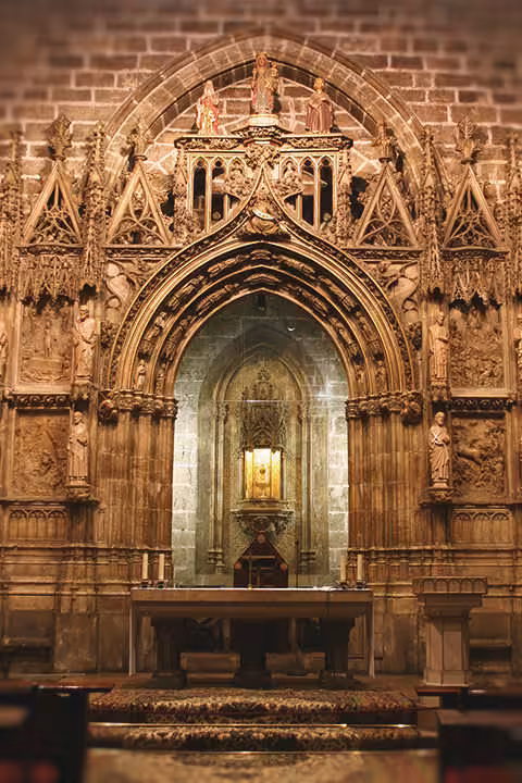 Gothic chapel and altar in Valencia Cathedral, key stop on Leyendas Locales tour and Holy Grail route