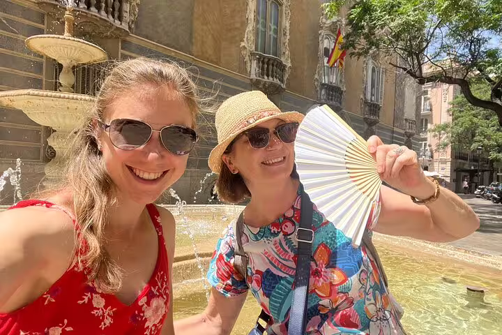 Friends by a Valencia fountain enjoying summer vibes on the Valencia Monumental Scavenger Hunt city game