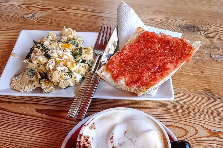 Valencia tapas tasting with tomato bread and Spanish salad on the gourmet tapas tour by bike or on foot