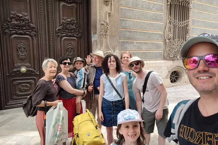 Team selfie outside historic Valencia doorway during Valencia Monumental Scavenger Hunt walking tour game