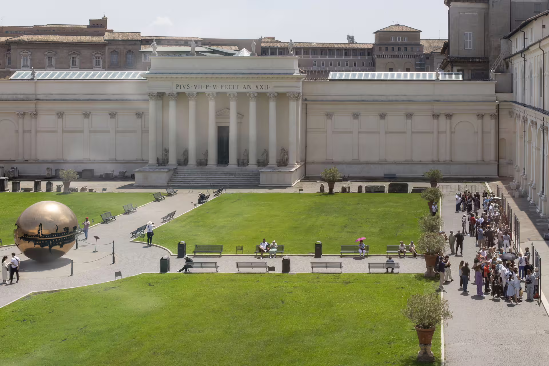 Entrada de los Museos Vaticanos con filas y patio, ideal para tour Capilla Sixtina con acceso rápido