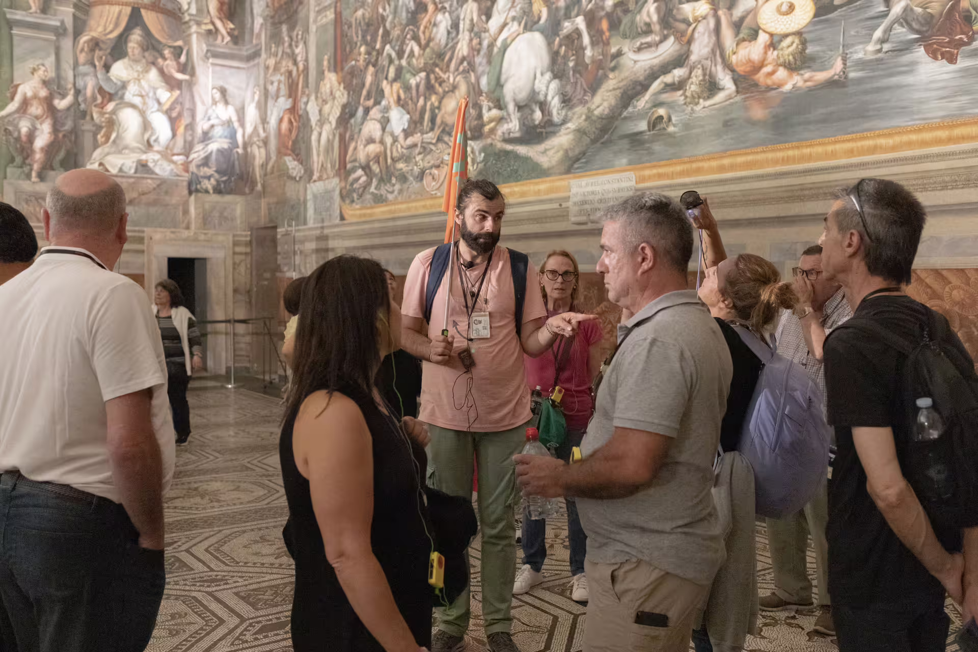 Guía con grupo en los Museos Vaticanos, tour con entrada rápida hacia la Capilla Sixtina en Roma