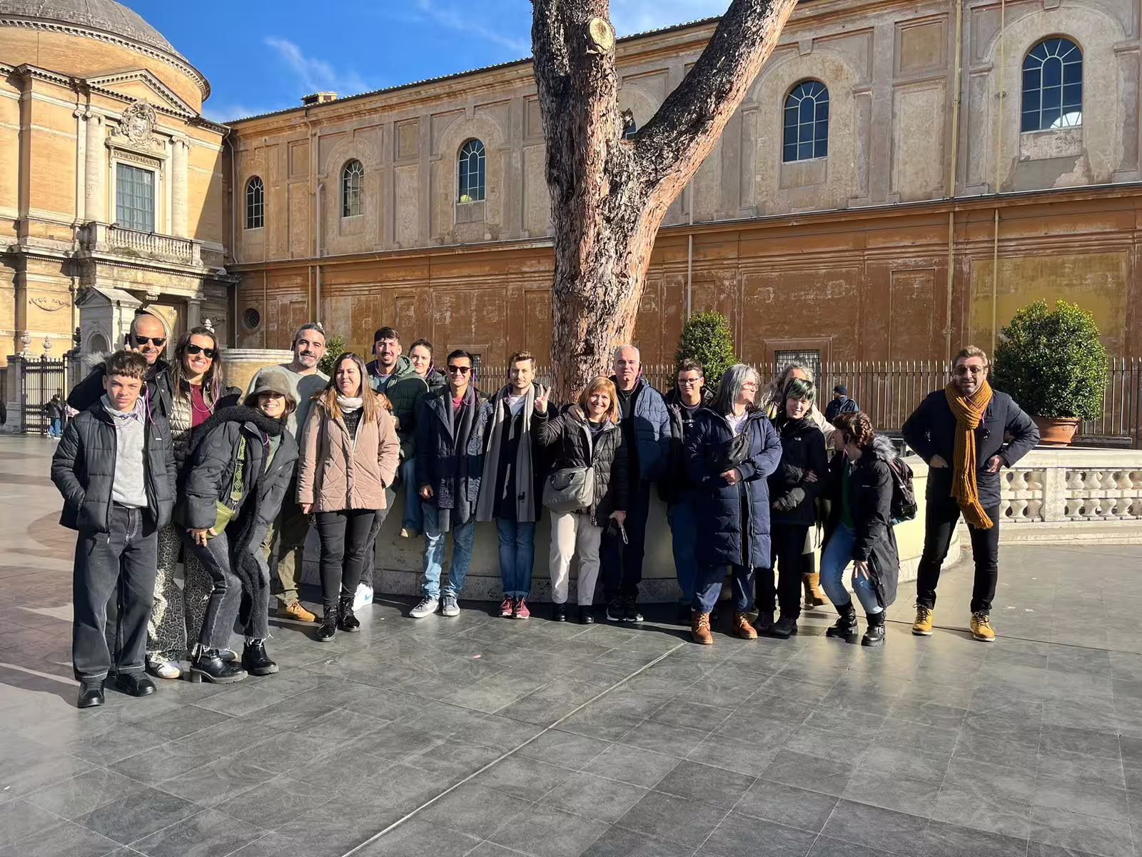 Grupo de viajeros reunido para tour Museos Vaticanos y Capilla Sixtina con guía, Roma, Vaticano