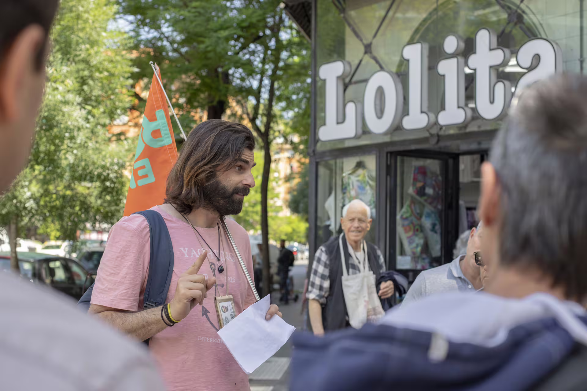 Guía local reuniendo al grupo para el tour Museos Vaticanos y Capilla Sixtina con entrada prioritaria