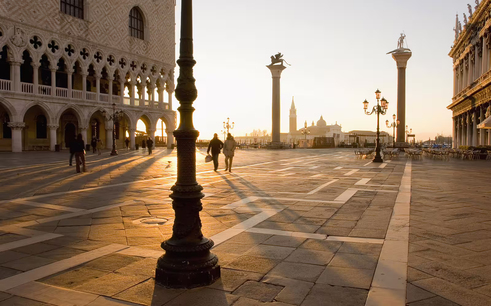 Golden sunrise over St Mark’s Square and Doge’s Palace in Venice, captured on an early-morning 2-day private tour from Rome