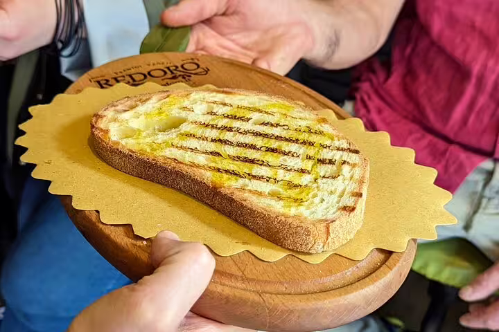 Grilled bruschetta with olive oil served on a wooden board, tasting on a 1.5 hour Verona food tour