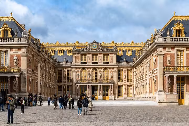 Front view of Versailles Palace courtyard façade, ideal photo stop on guided Versailles grand tour experience