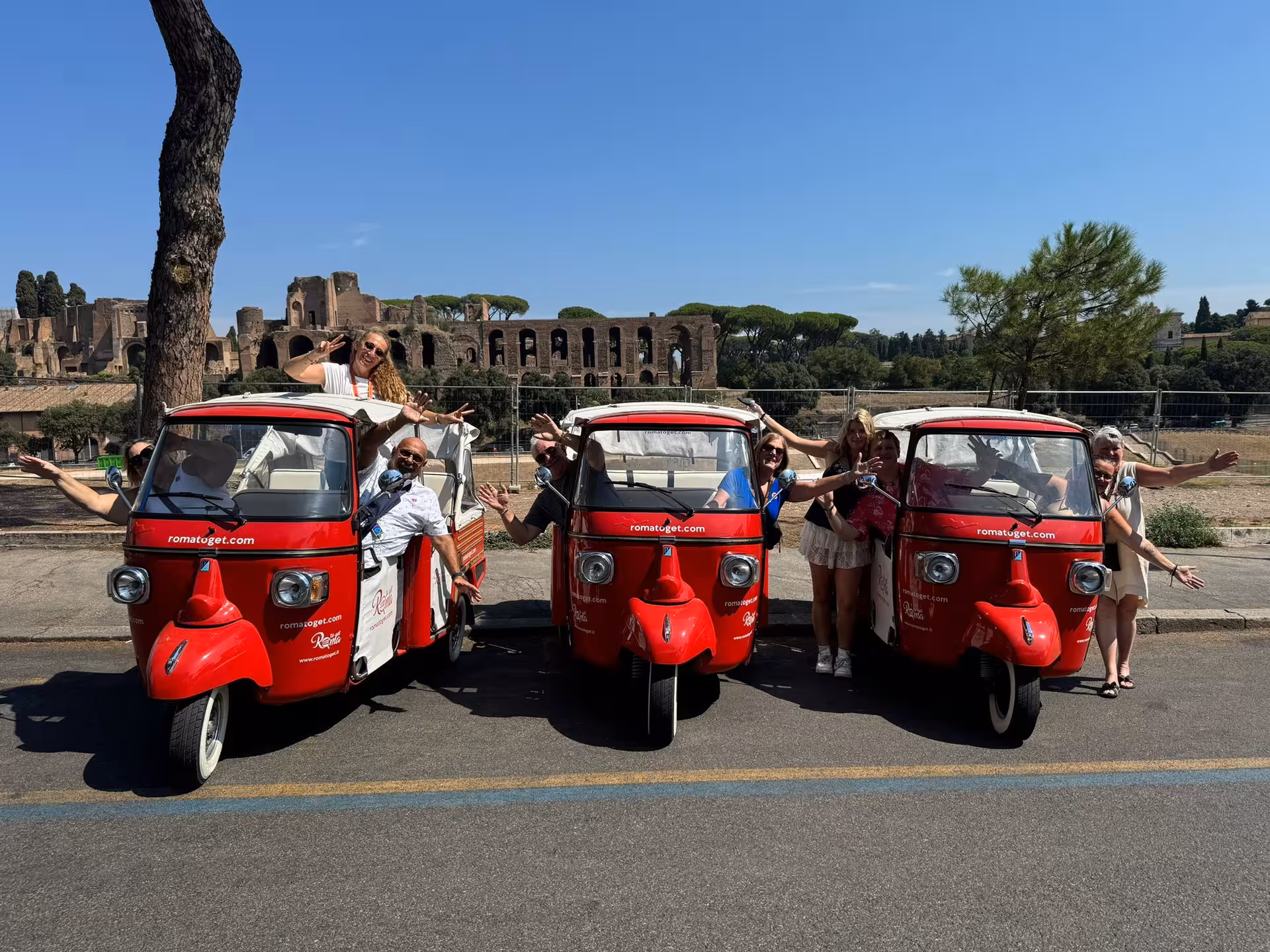 Tourists on tuk-tuks with Palatine Hill ruins backdrop, featured in Villa Medici Combo Tour, Rome.