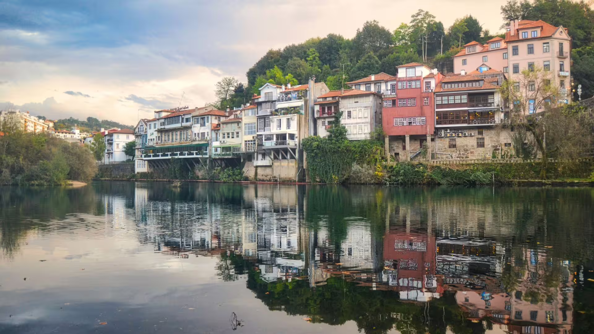Image of the banks of the River Tamega and buildings by the river