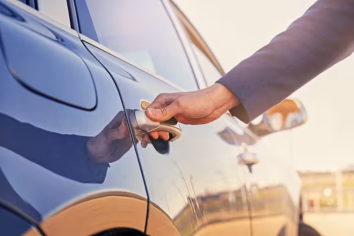 Driver opening car door for VIP private airport transfer from Marsa Alam, comfortable hotel drop-off and pickup service