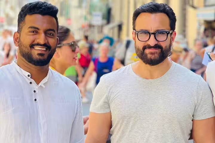 Happy guests with their private guide enjoying a VIP Academia Gallery tour in Florence’s historic city center, Italy
