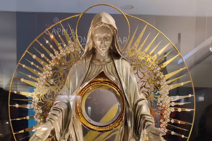 Elegant statue of the Virgin Mary adorned with a golden halo, featured in a private day tour to Fatima, Portugal.