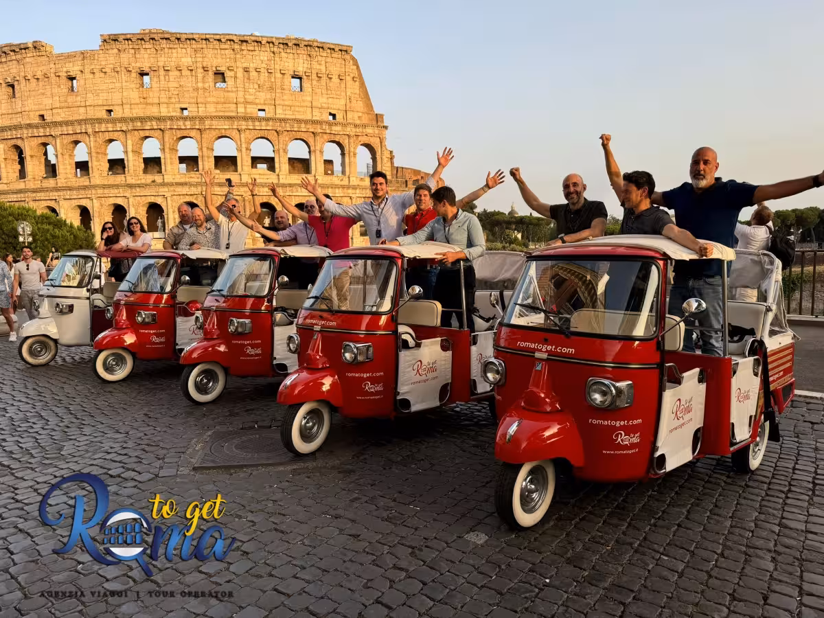 Tourists in tuk-tuks enjoy a scenic ride near the historic Colosseum, perfect for the Vittoriano Combo Tour.
