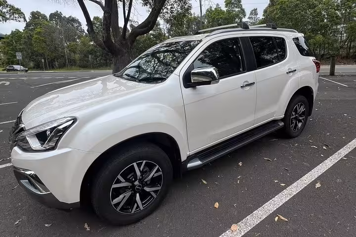 White SUV ready for pick-up and drop-off service for Sydney wine tasting tour in Southern Highlands.