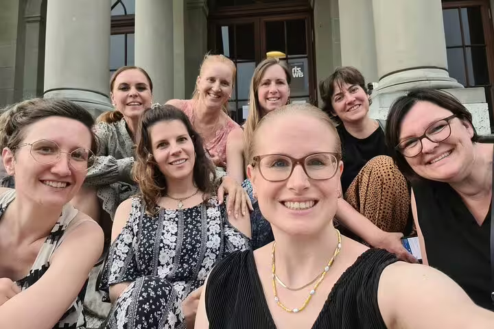 Friends take a selfie on grand steps during the Winterthur scavenger hunt self-guided sightseeing tour