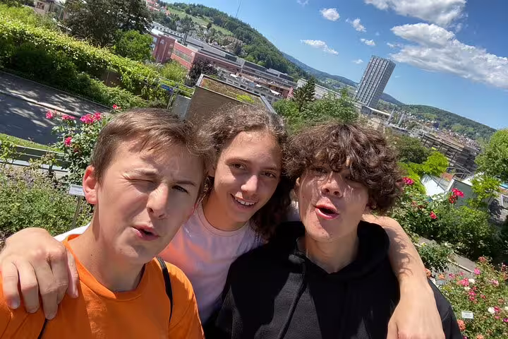 Friends take a selfie at a scenic Winterthur viewpoint during a self-guided scavenger hunt city tour