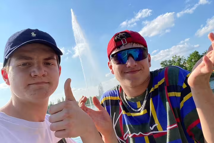 Friends selfie by Lake Zug fountain during Zug scavenger hunt and sights self-guided walking tour