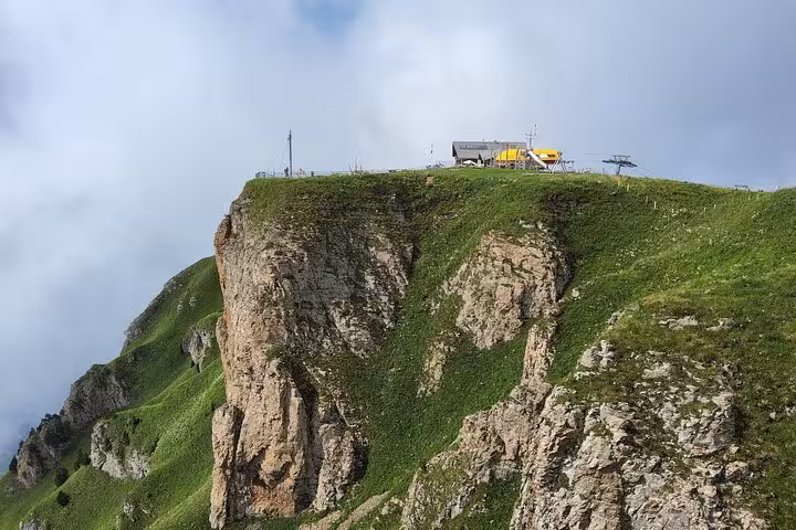 Cliffside viewpoint near Mount Rigi summit with alpine station, a highlight of the Zurich day trip to Rigi