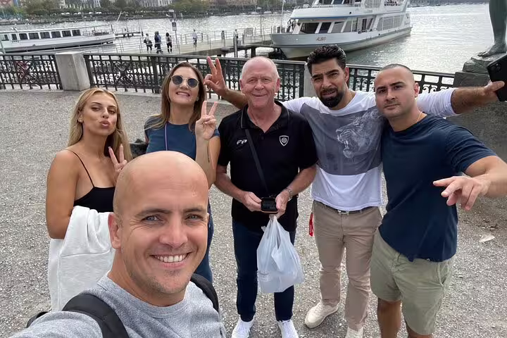 Friends selfie by Lake Zurich on a Zurich scavenger hunt self-guided tour with boat and promenade views